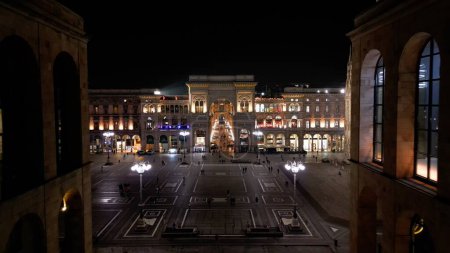 Téléchargez les photos : EUROPE, ITALIE, MILAN 01-24-2024 Cathédrale de Milan Piazza Duomo de nuit vue aérienne par drone - visites et attraction touristique au centre-ville de la ville de la mode - nouvelle ligne d'horizon - en image libre de droit