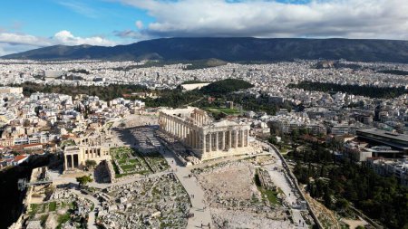 Foto de Acrópolis en Grecia, Partenón en Atenas vista aérea, famosa atracción turística griega, Antigua Grecia punto de referencia vista del dron - destino turístico Unesco Patrimonio Mundial en Atene - Imagen libre de derechos