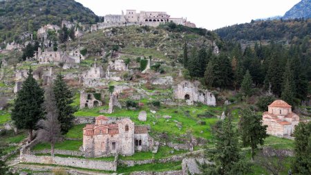 Mystras oder Mistras, auch in der Chronik der Moräer als Myzethras oder Myzithras bekannt, ist eine befestigte Stadt und eine ehemalige Gemeinde in Lakonien, Peloponnes, Griechenland. Ruinen-Drohnen-Luftbild