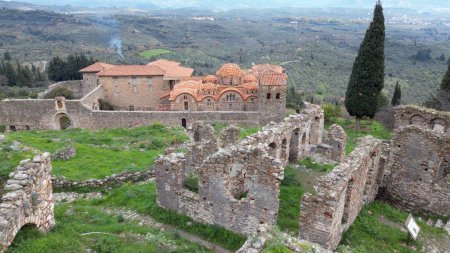 Mystras oder Mistras, auch in der Chronik der Moräer als Myzethras oder Myzithras bekannt, ist eine befestigte Stadt und eine ehemalige Gemeinde in Lakonien, Peloponnes, Griechenland. Ruinen-Drohnen-Luftbild