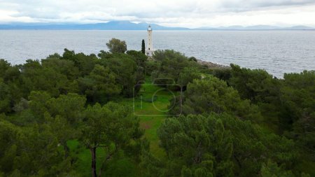Téléchargez les photos : Drone vue aérienne de l'île de Githio (ville de Gythio) en Laconie, Péloponne - pittoresque petit village de pêcheurs de Gytheio dans le sud du Péloponnèse - phare et nature verte - en image libre de droit