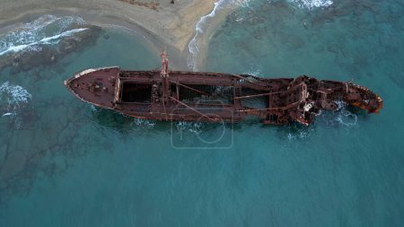 Valtaki Beach, Peloponnes, Griechenland - 02-27- 2024 Dimitrios Schiffbruch auf Paralia Glyfada, Peloponnes, in der Nähe von Gytheio, Gythio RUSTY WRECK ABANDONED ON SEA SHORE ON THE BEACH AFTER