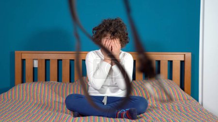 Niño Niño de 9 años llorando después de ser castigado por los padres