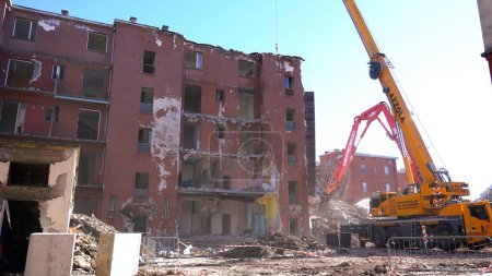 Foto de Italia, Milán 13-03-2024 demolición del edificio público Aler y proyecto de remodelación urbana de los suburbios de Lorenteggio Giambellino vía Segneri - Imagen libre de derechos