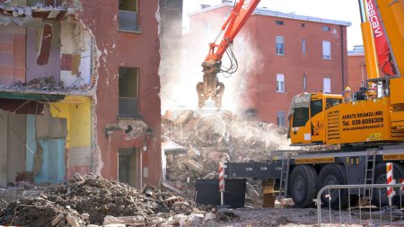 Téléchargez les photos : Italie, Milan 03-13-2024 démolition du bâtiment public Aler et projet de réaménagement urbain de la banlieue Lorenteggio Giambellino via Segneri - en image libre de droit
