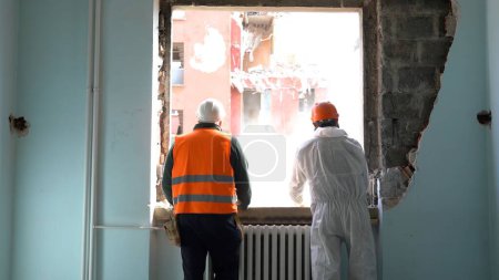 Téléchargez les photos : Europe, Italie, Milan chantier de construction avec des travailleurs travaillant à la démolition des bâtiments publics - sécurité sur le lieu de travail et dangers sur le chantier - en image libre de droit