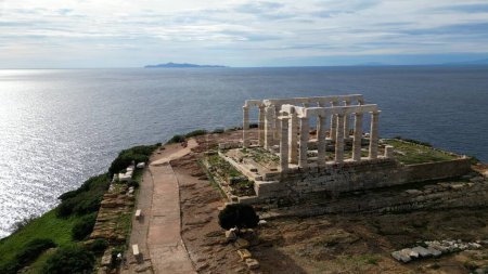 Foto de Templo de Poseidón es uno de los monumentos más famosos de Grecia, encaramado en un rocoso cabo Sounion con vistas al mar Mediterráneo. - Imagen libre de derechos