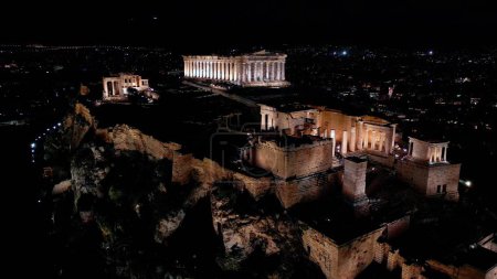 Téléchargez les photos : Vue aérienne de l'Acropole en Grèce la nuit, Parthénon à Athènes, destination touristique Patrimoine Mondial de l'Unesco à Atene. - en image libre de droit