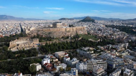 Téléchargez les photos : Acropole en Grèce, Parthénon à Athènes vue aérienne, attraction touristique grecque célèbre, vue sur un drone de la Grèce antique - destination touristique Unesco Patrimoine mondial à Atene - en image libre de droit