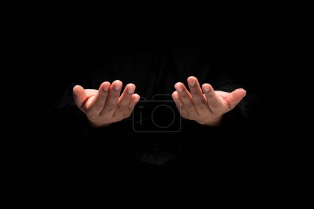 Foto de En la imagen de la mano de una mujer musulmana, el Islam está orando y su mano está orando. - Imagen libre de derechos