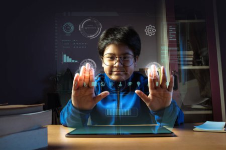Foto de Un lindo chico asiático está estudiando en línea con la tecnología del futuro más allá de la imaginación en su dormitorio. Concepto de aprendizaje en el mundo del futuro. - Imagen libre de derechos