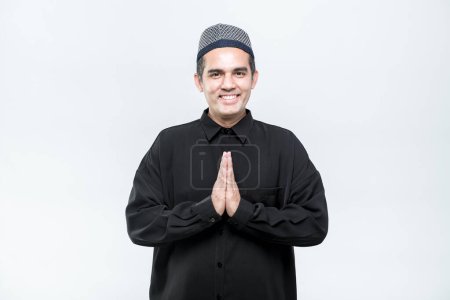 Foto de Hombres musulmanes asiáticos de pie, hola, saludo con una cara sonriente, sobre fondo blanco. - Imagen libre de derechos