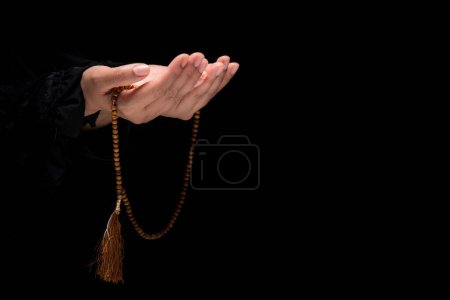 Foto de La imagen de la mano de una mujer musulmana, la oración islámica y su mano sosteniendo un rosario o tasbih. - Imagen libre de derechos