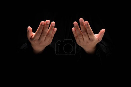 Foto de La imagen de la mano de una mujer musulmana, el Islam está orando y su mano está orando. - Imagen libre de derechos