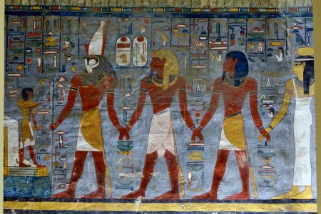 Anciennes peintures égyptiennes des tombeaux dans la vallée des rois à Louxor en Egypte. 