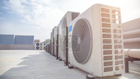 Téléchargez les photos : Air conditioning (HVAC) on the roof of an industrial building. - en image libre de droit