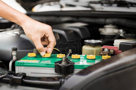 Kfz-Mechaniker Reparatur eines Automotors mit Inspektion Schreiben in die Zwischenablage die Checkliste für Reparaturmaschine, Auto-Service und Wartung.