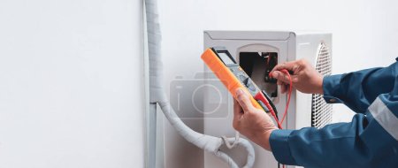 Téléchargez les photos : Air conditioning check service leak detection add refrigerant - en image libre de droit