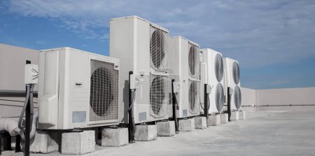 Téléchargez les photos : Air conditioning (HVAC) on the roof of an industrial building. - en image libre de droit