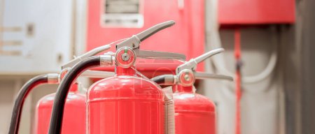 Téléchargez les photos : L'extincteur rouge est prêt à l'emploi en cas d'urgence incendie intérieur. - en image libre de droit