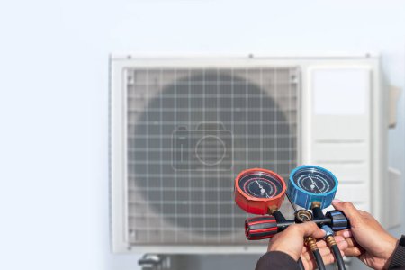 Téléchargez les photos : Air conditioning check service leak detection add refrigerant - en image libre de droit