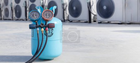 Photo for The engineer checks the operation of the air conditioner, checks the pressure, fills and refills the air conditioning refrigerant. - Royalty Free Image