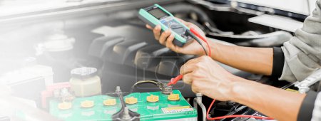 Téléchargez les photos : Les techniciens inspectent le système électrique de la voiture. - en image libre de droit