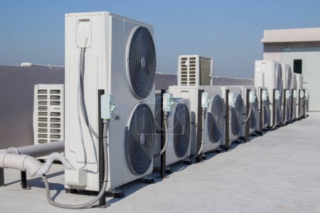 Téléchargez les photos : Air conditionné unité extérieure compresseur installer à l'extérieur du bâtiment. - en image libre de droit
