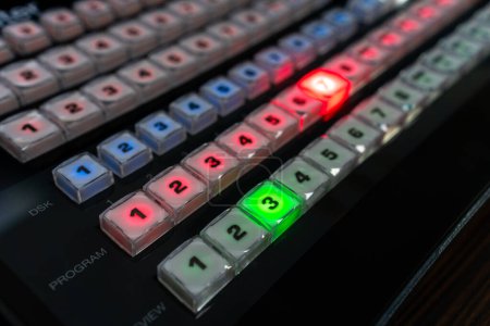 Foto de Interruptor de vídeo de Television Broadcast, trabajando con mezclador de vídeo y audio, control de emisiones en el estudio de grabación. - Imagen libre de derechos
