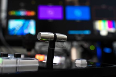 Foto de Interruptor de vídeo de Television Broadcast, trabajando con mezclador de vídeo y audio, control de emisiones en el estudio de grabación. - Imagen libre de derechos