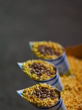 Foto de Enfoque selectivo en el cono más cercano de la calle india comida seca - Imagen libre de derechos