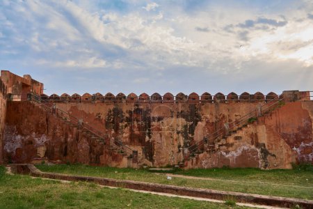 Eine große Mauer einer Festung mit Treppen
