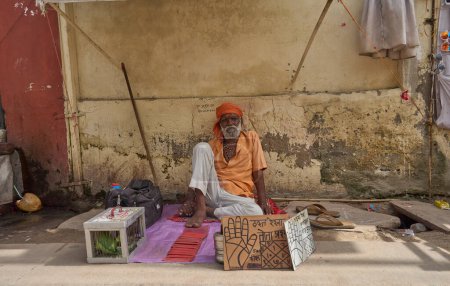 Téléchargez les photos : Khatu, Inde ; 16-09-2023 : Un futur moine caissier est assis sur le sol - en image libre de droit