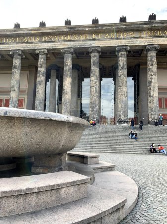 Foto de Berlin, Alemania - 16 de junio de 2019: las personas que visitaban el museo comían en el casco antiguo - Imagen libre de derechos