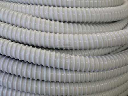 Téléchargez les photos : Détail de rouleau de PVC gris ondulé flexible fil Loom Condui - en image libre de droit