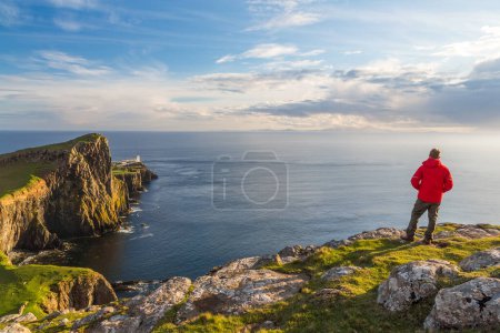 Homme admirant la vue, phare, Neist Point, île de Skye, région des Highlands, Écosse