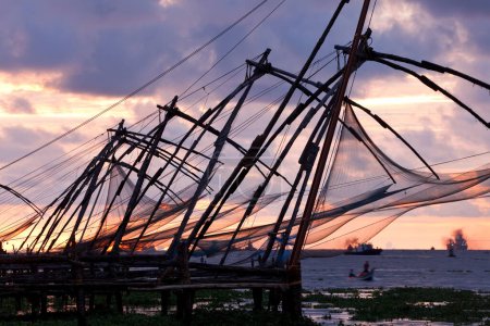 Foto de Cantilevered redes de pesca chinas Fort Kochi, Kerala, India - Imagen libre de derechos