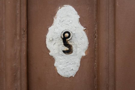 Téléchargez les photos : Vieux trou de serrure dans la vieille porte en bois - en image libre de droit