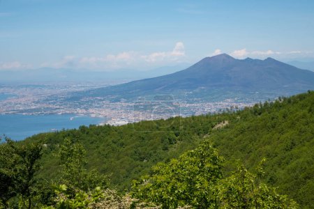 Foto de Mirando hacia abajo en Nápoles en la bahía de Nápoles con cerca es el Monte Vesubio, región de Campania de Italia. - Imagen libre de derechos