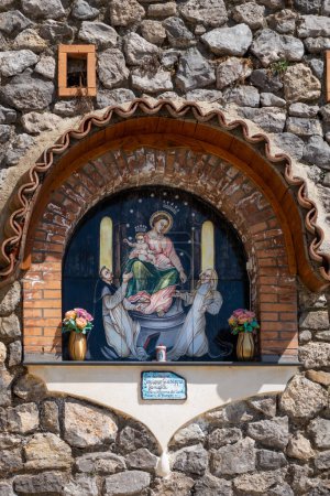 Téléchargez les photos : Sanctuaire de Notre-Dame du Rosaire vénéré à Pompéi. L'original est dans un Catherdral à Pompéi, Ltaly - en image libre de droit
