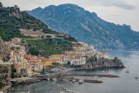 Foto de Ciudad de Amalfi en la costa de Amalfi, Campania, Italia - Imagen libre de derechos