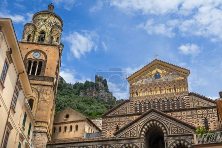Foto de Vista de la Catedral de San Andrea en la ciudad de Amalfi, y los escalones que conducen a ella desde la Piazza del Duomo, Italia - Imagen libre de derechos