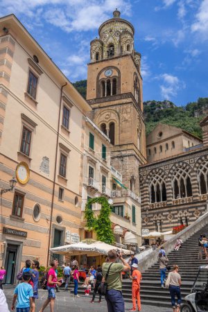 Téléchargez les photos : Vue sur la cathédrale Sainte-Andrea et les marches qui y mènent depuis la Piazza del Duomo dans la ville d'Amalfi, Italie - en image libre de droit
