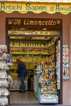 Téléchargez les photos : Boutique touristique sur la côte amalfitaine vendant Limoncello. Limoncello est une liqueur de citron italienne faite localement, Salerne, Italie - en image libre de droit