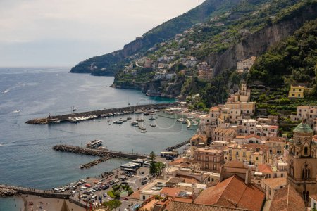 Foto de La ciudad de Amalfi en la costa de Amalfi, Salerno, Campania, Italia - Imagen libre de derechos