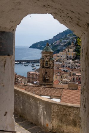 Foto de Vista de la ciudad de Amalfi en Salerno, Campanis, Italia - Imagen libre de derechos