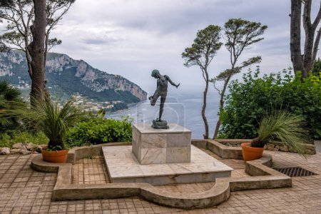 Sculpture en bronze d'un garçon pêcheur à la Villa Lysis sur l'île de Capri, Italie