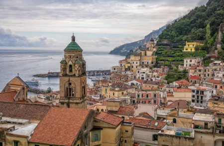 Foto de La ciudad de Amalfi en la costa de Amalfi, Salerno, Campania, Italia - Imagen libre de derechos