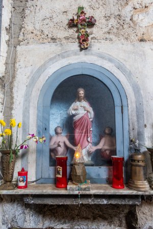 Foto de Estatua de Jesús con su santo cementerio en la ladera del corazón, Ciudad de Amalfi Campania, Italia - Imagen libre de derechos