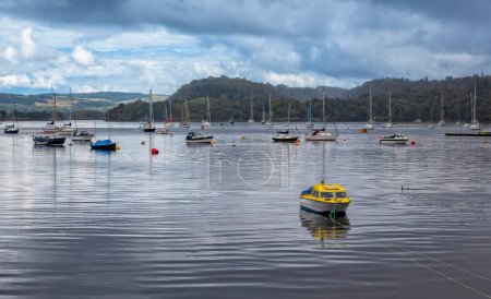 Foto de Barcos amarrados en Tobermory Bay; Isla de Mull; Hébridas Interiores; Escocia; Reino Unido - Imagen libre de derechos